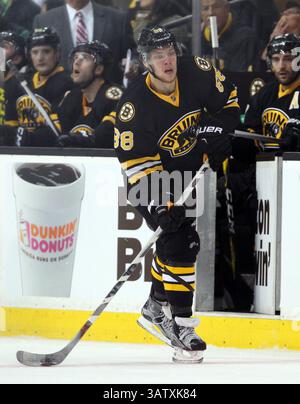 März 2016; Boston, MA, USA; Boston Bruins verließ David Pastrnak (88) mit dem Puck während der ersten Phase eines NHL-Spiels zwischen den New York Islanders und Boston Bruins im TD Garden. Die Bruins gewannen mit 3:1. Anthony Nesmith/Cal Sport Media (Kreditbild: © Anthony Nesmith/CSM via ZUMA Wire) Stockfoto