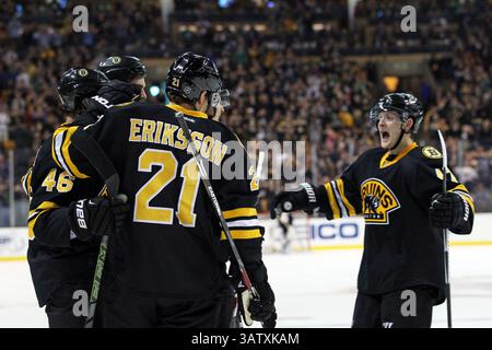 März 2016; Boston, MA, USA; der Boston Bruins-Verteidiger Torey Krug (47) reagiert, als der Boston Bruins-Linksflügel Loui Eriksson (21) und der Boston Bruins-Mitte David Krejci (46) ein drittes Tor von Boston Bruins-Linksflügel David Pastrnak (88) (nicht abgebildet) während eines NHL-Spiels zwischen den New York Islanders und Boston Bruins im TD Garden feiern. Die Bruins gewannen mit 3:1. Anthony Nesmith/Cal Sport Media (Kreditbild: © Anthony Nesmith/CSM via ZUMA Wire) Stockfoto