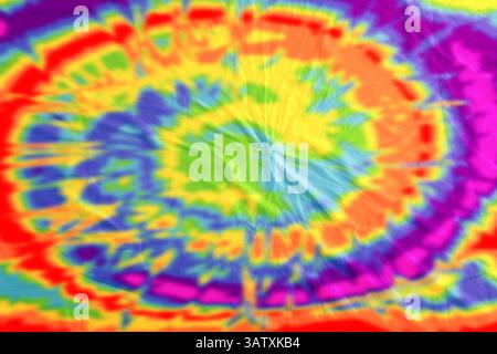 Helles, mit Tie-Dye-Technik gefärbtes Gewebe. Textil mit Wirbeln in Regenbogenfarben Stockfoto