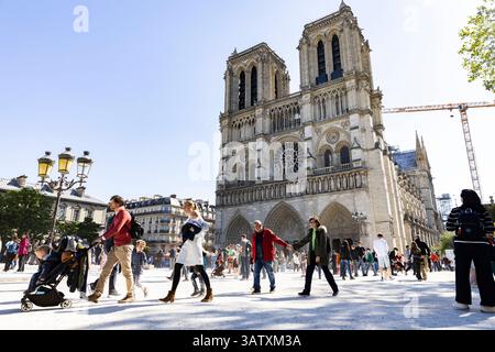 Paris, Frankreich. April 2025. Blick von der Kathedrale Notre-Dame de Paris im Rahmen der Karfreitagsfeier am 18. April 2025 in Paris. Foto: Jeremy Paoloni/ABACAPRESS. COM Credit: Abaca Press/Alamy Live News Stockfoto
