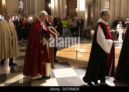 Paris, Frankreich. April 2025. Der Erzbischof von Paris Laurent Ulrich (C) trägt die Dornenkrone während der Prozession im Rahmen der Karfreitagsfeier in der Kathedrale Notre-Dame de Paris am 18. April 2025 in Paris. Foto: Jeremy Paoloni/ABACAPRESS. COM Credit: Abaca Press/Alamy Live News Stockfoto