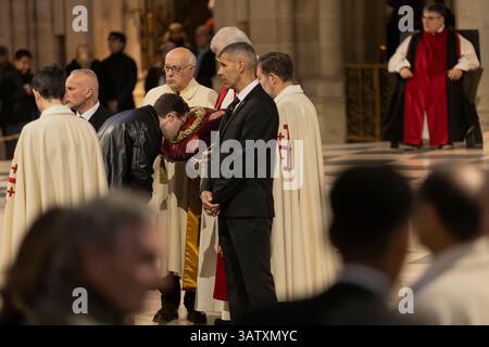 Paris, Frankreich. April 2025. Ein Mann berührt die Dornenkrone, ein Relikt der Passion Christi, im Rahmen der Karfreitagsfeier in der Kathedrale Notre-Dame de Paris am 18. April 2025. Foto: Jeremy Paoloni/ABACAPRESS. COM Credit: Abaca Press/Alamy Live News Stockfoto