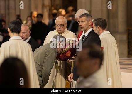 Paris, Frankreich. April 2025. Ein Mann berührt die Dornenkrone, ein Relikt der Passion Christi, im Rahmen der Karfreitagsfeier in der Kathedrale Notre-Dame de Paris am 18. April 2025. Foto: Jeremy Paoloni/ABACAPRESS. COM Credit: Abaca Press/Alamy Live News Stockfoto