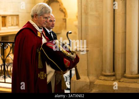 Paris, Frankreich. April 2025. Der Erzbischof von Paris Laurent Ulrich (C) trägt die Dornenkrone während der Prozession im Rahmen der Karfreitagsfeier in der Kathedrale Notre-Dame de Paris am 18. April 2025 in Paris. Foto: Jeremy Paoloni/ABACAPRESS. COM Credit: Abaca Press/Alamy Live News Stockfoto