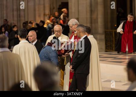 Paris, Frankreich. April 2025. Eine Frau berührt die Dornenkrone, ein Relikt der Passion Christi, im Rahmen der Karfreitagsfeier in der Kathedrale Notre-Dame de Paris am 18. April 2025. Foto: Jeremy Paoloni/ABACAPRESS. COM Credit: Abaca Press/Alamy Live News Stockfoto