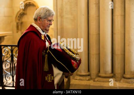 Paris, Frankreich. April 2025. Der Erzbischof von Paris Laurent Ulrich (C) trägt die Dornenkrone während der Prozession im Rahmen der Karfreitagsfeier in der Kathedrale Notre-Dame de Paris am 18. April 2025 in Paris. Foto: Jeremy Paoloni/ABACAPRESS. COM Credit: Abaca Press/Alamy Live News Stockfoto