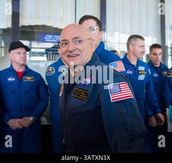 2. März 2016, Zhezkazgan, Kasachstan: MISSION VOLLENDET! Der US-amerikanische Astronaut SCOTT KELLY, 52 Jahre alt, verlässt den Flughafen Zhezkzgan auf seinem Heimweg nach Houston nach der Landung an Bord des russischen Raumschiffs Sojus TMA-18M. Kelly kehrte auf die Erde zurück, nachdem er eine Rekordmission der Internationalen Raumstation (ISS) absolviert hatte. (Kreditbild: © Bill Ingalls/NASA via ZUMA Wire) Stockfoto