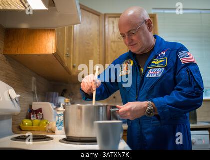 11. März 2016 - File - SCOTT KELLY, der Astronaut, der einen US-Rekord von 520 Tagen auf vier Flügen im Weltraum verbrachte, wird am 1. April in den Ruhestand gehen, teilte die NASA am Freitag mit. Kelly, der gerade von einer 340-tägigen Mission zurückgekommen ist, die Zeit auf der Internationalen Raumstation beinhaltete, wird weiterhin Teil der Studie seines fast einjährigen Einsatzes sein. Bild: 8. März 2015 - Star City, Russland - Internationale Raumstation Expedition 43 NASA-Astronaut Scott Kelly macht eine Pause von seinem Training und macht einen Topf Spaghetti-Sauce für das Abendessen mit Freunden und Familie im Gagarin Cosmonaut Training Center. Stockfoto