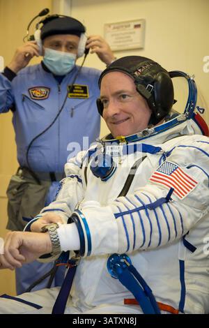 15. März 2015 – Baikonur, Kasachstan – Internationale Raumstation-Expedition 43 NASA-Astronaut Scott Kelly zieht seinen russischen sokol-Anzug während des Fit Check im Baikonur Cosmodrome an. (Foto: © Victor Zelentsov/NASA via ZUMA Wire) Stockfoto