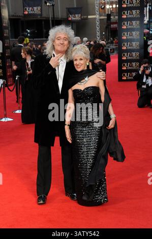 April 2016 – London, England – Brian May und Anita Dobson kommen am 3. April 2016 mit Mastercard bei den Olivier Awards im Royal Opera House in London, England (Credit Image: © Famous/Ace Pictures via ZUMA Press) Stockfoto