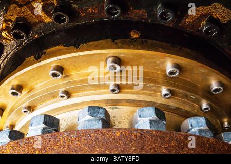 Große Schraubverbindung. Basis für die Befestigung eines Azimutstrahlruders an einem Schiff. Schrauben und Muttern sind mit dem Gehäuse verschraubt. Stockfoto