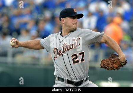 20. April 2016 – Kansas City, MO, USA – Detroit Tigers Pitcher Jordan Zimmermann wirft am Mittwoch, 20. April 2016, im Kauffman Stadium in Kansas City, Mo. im ersten Inning gegen die Kansas City Royals (Credit Image: © John Sleezer/TNS via ZUMA Wire) Stockfoto