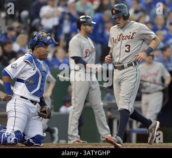 20. April 2016 – Kansas City, MO, USA – Ian Kinsler (3) der Detroit Tigers (3) trifft auf Salvador Perez, den Catcher der Kansas City Royals, im sechsten Inning am Mittwoch, 20. April 2016, im Kauffman Stadium in Kansas City, Mo. (Kreditbild: © John Sleezer/TNS via ZUMA Wire) Stockfoto