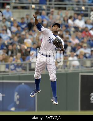 20. April 2016 – Kansas City, MO, USA – Kansas City Royals Shortstop Alcides Escobar Fields und wirft die Detroit Tigers' J.D. Martinez aus, um am Mittwoch, den 20. April 2016, im Kauffman Stadium in Kansas City, Mo. (Credit Image: © John Sleezer/TNS via ZUMA Wire) Stockfoto
