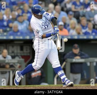 20. April 2016 – Kansas City, MO, USA – Salvador Perez der Kansas City Royals schließt sich am Mittwoch, 20. April 2016, im Kauffman Stadium in Kansas City, Mo. an (Credit Image: © John Sleezer/TNS via ZUMA Wire) Stockfoto