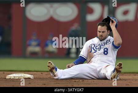 20. April 2016 - Kansas City, MO, USA - Mike Moustakas der Kansas City Royals sitzt hinter der zweiten Basis, nachdem er erwischt wurde, als er am Mittwoch, den 20. April 2016 im Kauffman Stadium in Kansas City, Mo. den dritten Inning gegen die Detroit Tigers zu stehlen. (Foto: © John Sleezer/TNS via ZUMA Wire) Stockfoto