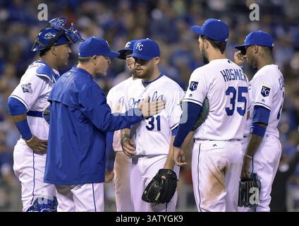 20. April 2016 – Kansas City, MO, USA – Kansas City Royals-Manager Ned Yost entlastet Pitcher Ian Kennedy im siebten Inning gegen die Detroit Tigers am Mittwoch, 20. April 2016, im Kauffman Stadium in Kansas City, Mo. (Credit Image: © John Sleezer/TNS via ZUMA Wire) Stockfoto