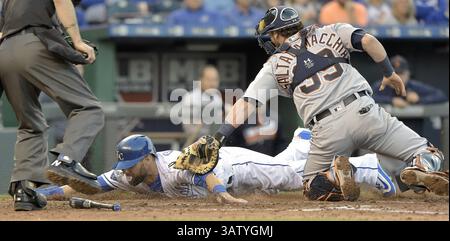 20. April 2016 – Kansas City, MO, USA – Alex Gordon der Kansas City Royals wird von Detroit Tigers-Fänger Jarrod Saltalamacchia getaggt, richtig. Er versucht, mit einem Doppelspiel-Hit in die Heimat von Jarrod Dyson vorzudringen, um das fünfte Inning am Mittwoch, 20. April 2016, im Kauffman Stadium in Kansas City, Mo. (Kreditbild: © John Sleezer/TNS via ZUMA Wire) zu beenden. Stockfoto