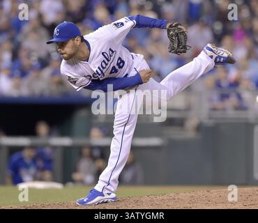 20. April 2016 – Kansas City, MO, USA – Kansas City Royals Relief Pitcher Joakim Soria wirft am Mittwoch, den 20. April 2016, im Kauffman Stadium in Kansas City, Mo. im achten Inning gegen die Detroit Tigers (Credit Image: © John Sleezer/TNS via ZUMA Wire) Stockfoto