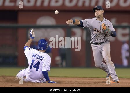 20. April 2016 - Kansas City, MO, USA - die Kansas City Royals' Omar Infante (14) wird am Mittwoch, den 20. April 2016, im Kauffman Stadium in Kansas City, Mo. von Detroit Tigers, dem zweiten Baseman Ian Kinsler, auf einem Grounder von Jarrod Dyson, im siebten Inning aus dem Kauffman Stadium in Kansas City, Mo. Die Tigers haben mit 3:2 gewonnen. (Bild: © John Sleezer/TNS via ZUMA Wire) Stockfoto
