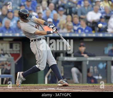 20. April 2016 – Kansas City, MO, USA – Ian Kinsler der Detroit Tigers schließt sich im dritten Inning gegen die Kansas City Royals am Mittwoch, 20. April 2016 im Kauffman Stadium in Kansas City, Mo. an (Credit Image: © John Sleezer/TNS via ZUMA Wire) Stockfoto