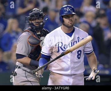 20. April 2016 - Kansas City, MO, USA - Mike Moustakas der Kansas City Royals beendet das Spiel am Mittwoch, den 20. April 2016, im Kauffman Stadium in Kansas City, Mo. Die Tigers haben mit 3:2 gewonnen. (Bild: © John Sleezer/TNS via ZUMA Wire) Stockfoto