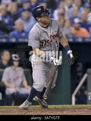 20. April 2016 – Kansas City, MO, USA – Ian Kinsler von Detroit Tigers hat am Mittwoch, den 20. April 2016, im Kauffman Stadium in Kansas City, Mo. eine RBI-Single im neunten Inning gegen die Kansas City Royals. Die Tigers haben mit 3:2 gewonnen. (Bild: © John Sleezer/TNS via ZUMA Wire) Stockfoto
