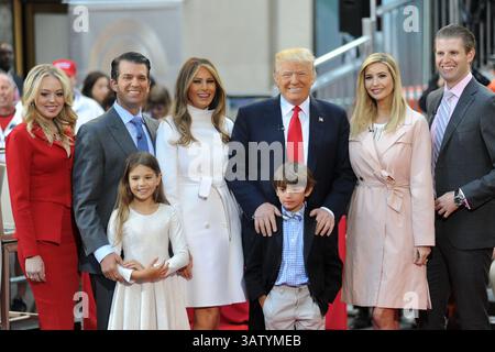 21. April 2016 - New York, NY, USA - 21. April 2016 New York City.. Tiffany Trump, Donald Trump Jr, Kai Trump, Melania Trump, 2016 republikanischer Präsidentschaftskandidat Donald Trump, Tristan Trump, Ivanka Trump und Eric Trump posieren auf der Bühne während der Today Trump Town Hall von NBC am Rockefeller Plaza am 21. April 2016 in New York City. (Foto: © Kristin Callahan/Ace Pictures via ZUMA Press) Stockfoto