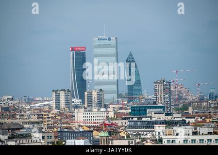 Blick auf die Mailänder Skyline, Dächer und Wolkenkratzer der Stadt. Im Hintergrund CityLife mit den drei Wolkenkratzern Stockfoto
