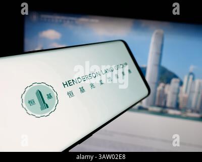 Deutschland. März 2025. In dieser Abbildung ist ein Smartphone mit dem Logo der Firma Henderson Land Development Co. Ltd. Auf dem Bildschirm vor der Website zu sehen. (Foto von Timon Schneider/SOPA Images/SIPA USA) *** ausschließlich für redaktionelle Nachrichten *** Credit: SIPA USA/Alamy Live News Stockfoto