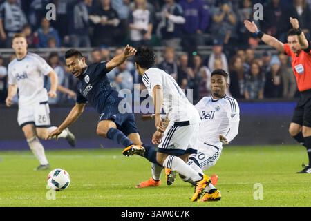 12. März 2016: Kansas City, Missouri, USA: Mittelfeldspieler Roger Espinoza #27 von Sporting KC übernimmt bei Foregound die Führung von Vancouver Whitecaps' Mittelfeldspieler Cristian Techera #13 (links) und Deybi Flores #20 (rechts). Sporting KC gewann mit 2:1. (Bild: © Serena S.Y.Hsu via ZUMA Wire) Stockfoto