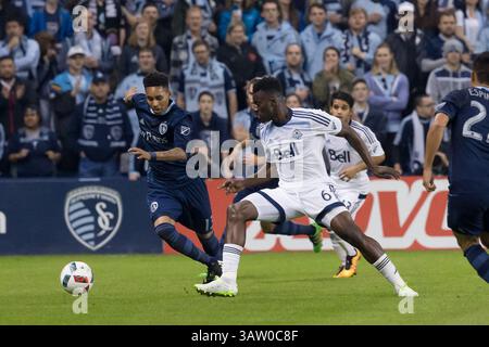 12. März 2016: Kansas City, Missouri, USA: Bei Foregound besteht das Hauptduell zwischen dem Verteidiger Amadou Dia #13 des Sporting KC (links) und dem Verteidiger #6 Jordan Smith aus Vancouver Whitecaps. Ganz rechts steht Mittelfeldspieler Roger Espinoza #27 von Sporting KC. Im Hintergrund von links nach rechts sind Graham Zusi #8 von Sporting KC und Cristian Techera von Vancouver Whitecaps. Sporting KC gewann mit 2:1. (Bild: © Serena S.Y.Hsu via ZUMA Wire) Stockfoto