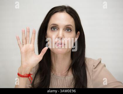 30. Oktober 2015 – Hollywood, Kalifornien, USA – ANGELINA JOLIE wirbt für „By the Sea“. Angelina Jolie (* 4. Juni 1975 in Kalifornien) ist eine US-amerikanische Schauspielerin, Filmemacherin und humanitäre Mitarbeiterin. Sie erhielt einen Academy Award, zwei Screen Actors Guild Awards und drei Golden Globe Awards und wurde als Hollywoods bestbezahlte Schauspielerin bezeichnet. Jolie gab ihr Kindesdebüt zusammen mit ihrem Vater Jon Voight in Lookin' to Get Out (1982). Ihre Filmkarriere begann ein Jahrzehnt später mit der Low-Budget-Produktion Cyborg 2 (1993), gefolgt von ihrer ersten Hauptrolle in einem großen Film, Hacker Stockfoto