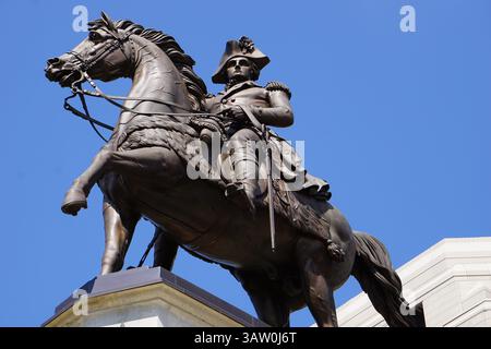 Das Virginia Washington Monument, die Reiterstatue des ersten US-Präsidenten George Washington, steht neben dem Virginia State Capitol in Richmond Stockfoto