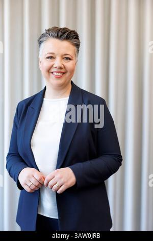 . Olga Voglauer ist eine österreichische Politikerin der Grünen. Seit Juni 2019 ist sie Landessprecherin der Grünen Kärnten, seit dem 23. Oktober 2019 ist sie abgeordnete zum Nationalrat. Im Mai 2023 wurde sie als Generalsekretärin der Grünen präsentiert. Im Bild: Generalsekretärin Olga Voglauer (GRÜNE) am Mittwoch, 16. April 2025 anl. Eine Kurier-TV-Sendung 'bei Gebhart' in Wien. // Olga Voglauer ist eine österreichische Politikerin der Grünen. Seit Juni 2019 ist sie Landessprecherin der Grünen in Kärnten und seit dem 23. Oktober 2019 Mitglied der Nationalversammlung Stockfoto