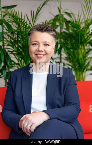 . Olga Voglauer ist eine österreichische Politikerin der Grünen. Seit Juni 2019 ist sie Landessprecherin der Grünen Kärnten, seit dem 23. Oktober 2019 ist sie abgeordnete zum Nationalrat. Im Mai 2023 wurde sie als Generalsekretärin der Grünen präsentiert. Im Bild: Generalsekretärin Olga Voglauer (GRÜNE) am Mittwoch, 16. April 2025 anl. Eine Kurier-TV-Sendung 'bei Gebhart' in Wien. // Olga Voglauer ist eine österreichische Politikerin der Grünen. Seit Juni 2019 ist sie Landessprecherin der Grünen in Kärnten und seit dem 23. Oktober 2019 Mitglied der Nationalversammlung Stockfoto
