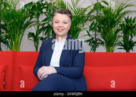 . Olga Voglauer ist eine österreichische Politikerin der Grünen. Seit Juni 2019 ist sie Landessprecherin der Grünen Kärnten, seit dem 23. Oktober 2019 ist sie abgeordnete zum Nationalrat. Im Mai 2023 wurde sie als Generalsekretärin der Grünen präsentiert. Im Bild: Generalsekretärin Olga Voglauer (GRÜNE) am Mittwoch, 16. April 2025 anl. Eine Kurier-TV-Sendung 'bei Gebhart' in Wien. // Olga Voglauer ist eine österreichische Politikerin der Grünen. Seit Juni 2019 ist sie Landessprecherin der Grünen in Kärnten und seit dem 23. Oktober 2019 Mitglied der Nationalversammlung Stockfoto