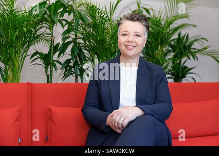 . Olga Voglauer ist eine österreichische Politikerin der Grünen. Seit Juni 2019 ist sie Landessprecherin der Grünen Kärnten, seit dem 23. Oktober 2019 ist sie abgeordnete zum Nationalrat. Im Mai 2023 wurde sie als Generalsekretärin der Grünen präsentiert. Im Bild: Generalsekretärin Olga Voglauer (GRÜNE) am Mittwoch, 16. April 2025 anl. Eine Kurier-TV-Sendung 'bei Gebhart' in Wien. // Olga Voglauer ist eine österreichische Politikerin der Grünen. Seit Juni 2019 ist sie Landessprecherin der Grünen in Kärnten und seit dem 23. Oktober 2019 Mitglied der Nationalversammlung Stockfoto