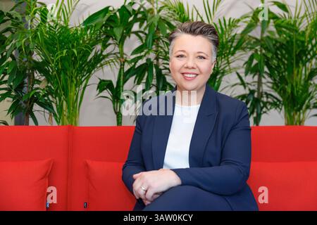 . Olga Voglauer ist eine österreichische Politikerin der Grünen. Seit Juni 2019 ist sie Landessprecherin der Grünen Kärnten, seit dem 23. Oktober 2019 ist sie abgeordnete zum Nationalrat. Im Mai 2023 wurde sie als Generalsekretärin der Grünen präsentiert. Im Bild: Generalsekretärin Olga Voglauer (GRÜNE) am Mittwoch, 16. April 2025 anl. Eine Kurier-TV-Sendung 'bei Gebhart' in Wien. // Olga Voglauer ist eine österreichische Politikerin der Grünen. Seit Juni 2019 ist sie Landessprecherin der Grünen in Kärnten und seit dem 23. Oktober 2019 Mitglied der Nationalversammlung Stockfoto