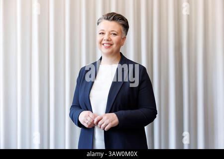 . Olga Voglauer ist eine österreichische Politikerin der Grünen. Seit Juni 2019 ist sie Landessprecherin der Grünen Kärnten, seit dem 23. Oktober 2019 ist sie abgeordnete zum Nationalrat. Im Mai 2023 wurde sie als Generalsekretärin der Grünen präsentiert. Im Bild: Generalsekretärin Olga Voglauer (GRÜNE) am Mittwoch, 16. April 2025 anl. Eine Kurier-TV-Sendung 'bei Gebhart' in Wien. // Olga Voglauer ist eine österreichische Politikerin der Grünen. Seit Juni 2019 ist sie Landessprecherin der Grünen in Kärnten und seit dem 23. Oktober 2019 Mitglied der Nationalversammlung Stockfoto