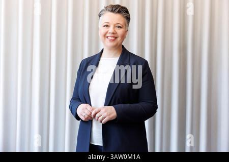 . Olga Voglauer ist eine österreichische Politikerin der Grünen. Seit Juni 2019 ist sie Landessprecherin der Grünen Kärnten, seit dem 23. Oktober 2019 ist sie abgeordnete zum Nationalrat. Im Mai 2023 wurde sie als Generalsekretärin der Grünen präsentiert. Im Bild: Generalsekretärin Olga Voglauer (GRÜNE) am Mittwoch, 16. April 2025 anl. Eine Kurier-TV-Sendung 'bei Gebhart' in Wien. // Olga Voglauer ist eine österreichische Politikerin der Grünen. Seit Juni 2019 ist sie Landessprecherin der Grünen in Kärnten und seit dem 23. Oktober 2019 Mitglied der Nationalversammlung Stockfoto