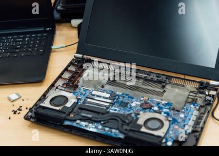 Computer Notebook (Laptop) Werkstatt oder Techniker Überprüfung einer Laptop-Komponente In zerlegtem Laptop beheben und reparieren Problem in Computer-Shop Stockfoto