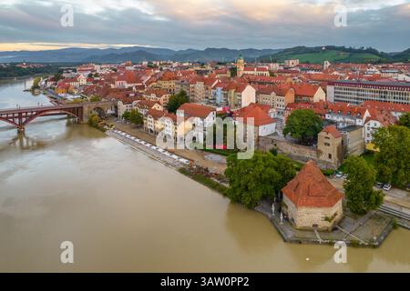 Maribor Stadtlandschaft bei Sonnenuntergang aus der Vogelperspektive, Slowenien Stockfoto