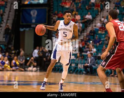 9. März 2016 Las Vegas, NV. Washington Guard (5) Dejounte Murray fährt zum Korb, während er während des Spiels zwischen den Washington Huskies gegen den Stanford Cardinal im MGM Grand in Las Vegas, Nevada, von einem Stanford Verteidiger bewacht wird. Washington besiegte Stanford 91–68..(obligatorischer Kredit: Juan Lainez / MarinMedia / Cal Sport Media)(Kredit Bild: © Juan Lainez / Marinmedia / CSM/CSM via ZUMA Wire) Stockfoto