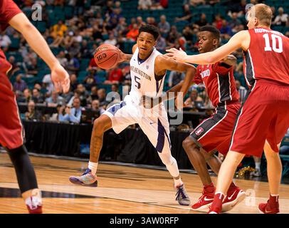 9. März 2016 Las Vegas, NV. Washington Guard (5) Dejounte Murray fährt zum Korb, während er während des Spiels zwischen den Washington Huskies gegen den Stanford Cardinal im MGM Grand in Las Vegas, Nevada, von einem Stanford Verteidiger bewacht wird. Washington besiegte Stanford 91–68..(obligatorischer Kredit: Juan Lainez / MarinMedia / Cal Sport Media)(Kredit Bild: © Juan Lainez / Marinmedia / CSM/CSM via ZUMA Wire) Stockfoto
