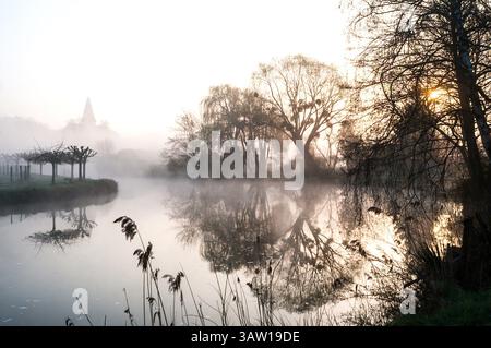 Am frühen Morgen schwebte Nebel und Nebel über dem Fluss - Zentralfrankreich. Stockfoto
