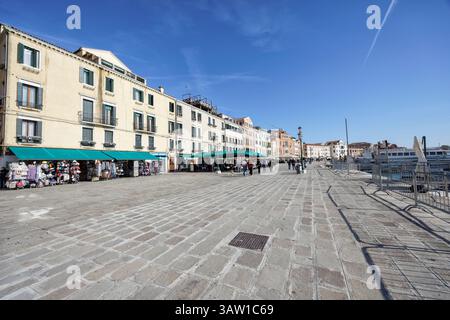 Geschäfte, Cafés, Restaurants an der Promenade Riva degli Schiavoni und an der Lagune in Castello, Venedig Stockfoto