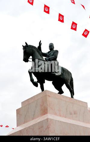 Juni 2016 - Tunis, Tunesien - die Statue des Führers Habib Bourguiba, der nach dem ersten Präsidenten Tunesiens benannte Ort in der Hauptstadt wurde von Beji Caid Essebsi am 1. Juni 2016 eingeweiht. die Wahl dieses Datums ist sehr symbolisch, da es mit der Feier des Siegesfestes oder der Rückkehr des Führers Habib Bourguiba aus dem französischen Exil im Jahr 1955 zusammenfällt. Sobald er an der Macht war, kratzte der entlassene Präsident Zine Ben Ali Elabidine an diesem Datum Feiertage in Tunesien, bewegte die Statue, indem er die berühmte Uhr A einsetzte Stockfoto