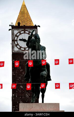 Juni 2016 - Tunis, Tunesien - die Statue des Führers Habib Bourguiba, der nach dem ersten Präsidenten Tunesiens benannte Ort in der Hauptstadt wurde von Beji Caid Essebsi am 1. Juni 2016 eingeweiht. die Wahl dieses Datums ist sehr symbolisch, da es mit der Feier des Siegesfestes oder der Rückkehr des Führers Habib Bourguiba aus dem französischen Exil im Jahr 1955 zusammenfällt. Sobald er an der Macht war, kratzte der entlassene Präsident Zine Ben Ali Elabidine an diesem Datum Feiertage in Tunesien, bewegte die Statue, indem er die berühmte Uhr A einsetzte Stockfoto