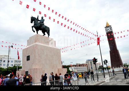 Juni 2016 - Tunis, Tunesien - die Statue des Führers Habib Bourguiba, der nach dem ersten Präsidenten Tunesiens benannte Ort in der Hauptstadt wurde von Beji Caid Essebsi am 1. Juni 2016 eingeweiht. die Wahl dieses Datums ist sehr symbolisch, da es mit der Feier des Siegesfestes oder der Rückkehr des Führers Habib Bourguiba aus dem französischen Exil im Jahr 1955 zusammenfällt. Sobald er an der Macht war, kratzte der entlassene Präsident Zine Ben Ali Elabidine an diesem Datum Feiertage in Tunesien, bewegte die Statue, indem er die berühmte Uhr A einsetzte Stockfoto